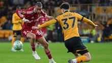 Hugo Ekitike berhadapan dengan Ladislav Krejci dalam laga Liga Inggris antara Wolverhampton vs Liverpool di Molineux Stadium, 4 Maret 2026. (AP Photo/Dave Shopland)