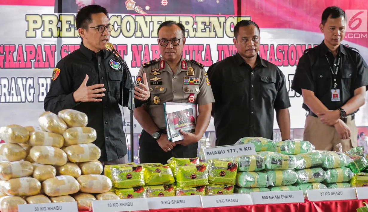 Wadir Tindak Pidana Narkoba Bareskrim Polri Kombes Krisno Siregar (kiri) saat rilis kasus narkoba jaringan Malaysia-Indonesia di Bareskrim Mabes Polri, Jakarta, Selasa (9/7/2019). Bareskrim Polri dan stakeholder terkait menyita 177,500 Kg sabu dan 30 ribu butir ekstasi. (Liputan6.com/Fazail Fanani)