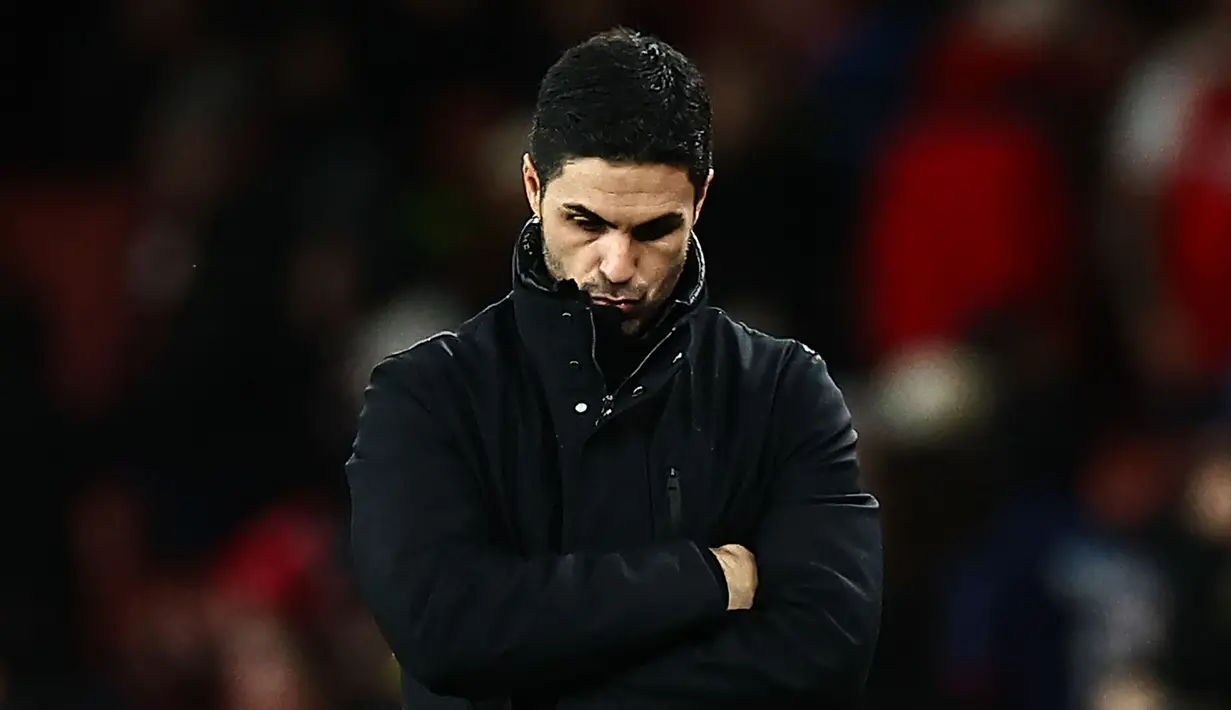 Ekspresi kecewa pelatih Arsenal, Mikel Arteta setelah timnya kalah dari West Ham United pada laga lanjutan Liga Inggris 2023/2024 di Emirates Stadium, London, Inggris, Jumat (29/12/2023) dini hari WIB. (AFP/Henry Nicholls)