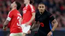 Pada menit ke-61, Barcelona mencetak gol kemenangan lewat aksi Raphinha. Diawali kesalahan umpan pemain Benfica, Raphinha yang berhasil merebut bola langsung melepas tembakan keras tanpa bisa diantisipasi Anatolii Trubin. (FILIPE AMORIM/AFP)
