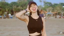 Penampilan sederhana wika salim satu ini juga menjadi sorotan netizen. Pasalnya, dirinya terlihat tampil dengan busana serba hitam lengkap dengan topi serta jam tangan senada. (Liputan6.com/IG/@wikasalim)