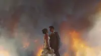 Pasangan Michael Wolber dan April Hartley yang pernikahannya dipindahkan, dan sempat berfoto berlatar kebakaran hutan, (Josh Newton Photography)