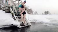 Perenang musim dingin Finlandia mandi di perairan dingin Laut Baltik di Uunisaari, Helsinki, 21 Januari 2006, saat suhu di ibu kota Finlandia mencapai minus 20 derajat Celsius. (Dok: TOR WENNSTROM / LEHTIKUVA / AFP)
