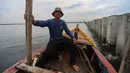 Keberadaan tanggul beton tersebut disebut-sebut mengganggu aktivitas nelayan setempat dalam mencari ikan. (merdeka.com/Arie Basuki)