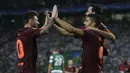 Para pemain Barcelona merayakan gol bunuh diri yang dilakukan bek Sporting Lisbon pada laga Liga Champions di Stadion Alvalade, Lisbon, Rabu (27/9/2017). Sporting kalah 0-1 dari Barcelona. (AFP/Armando Franca)