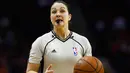 Lauren Holtkamp saat mengambil keputusan pada laga NBA Houston Rockets vs Indiana Pacers di Toyota Center, Houston, Texas (10/1/2016). (Scott Halleran/Getty Images/AFP)