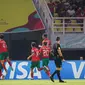 Selebrasi pemain Timnas Maroko U-17 setelah mencetak gol pertama ke gawang Timnas Indonesia U-17 dalam laga pamungkas Grup A Piala Dunia U-17 2023 yang berlangsung di Stadion Gelora Bung Tomo, Surabaya, Kamis (16/11/2023). (Bola.com/Bagaskara Lazuardi)
