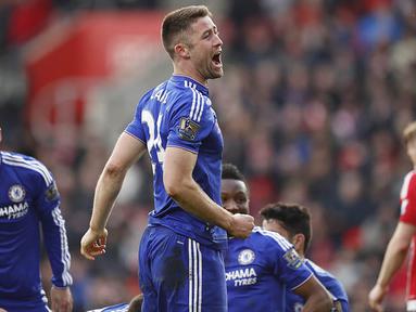 Para pemain Chelsea merayakan gol kemenangan yang dicetak Branislav Ivanovic ke gawang Southampton pada laga Liga Premier Inggris di Stadion St Mary, Sabtu (27/2/2016). Southampton takluk 1-2 dari Chelsea. (Reuters/John Sibley)