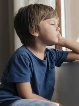 Rasa kecewa wajar di alami bleh banyak orang, termasuk anak-anak. Namun, biasanya mereka belum tahu bagaiamana mengelola emosinya dengan baik. [Dok/freepik.com]