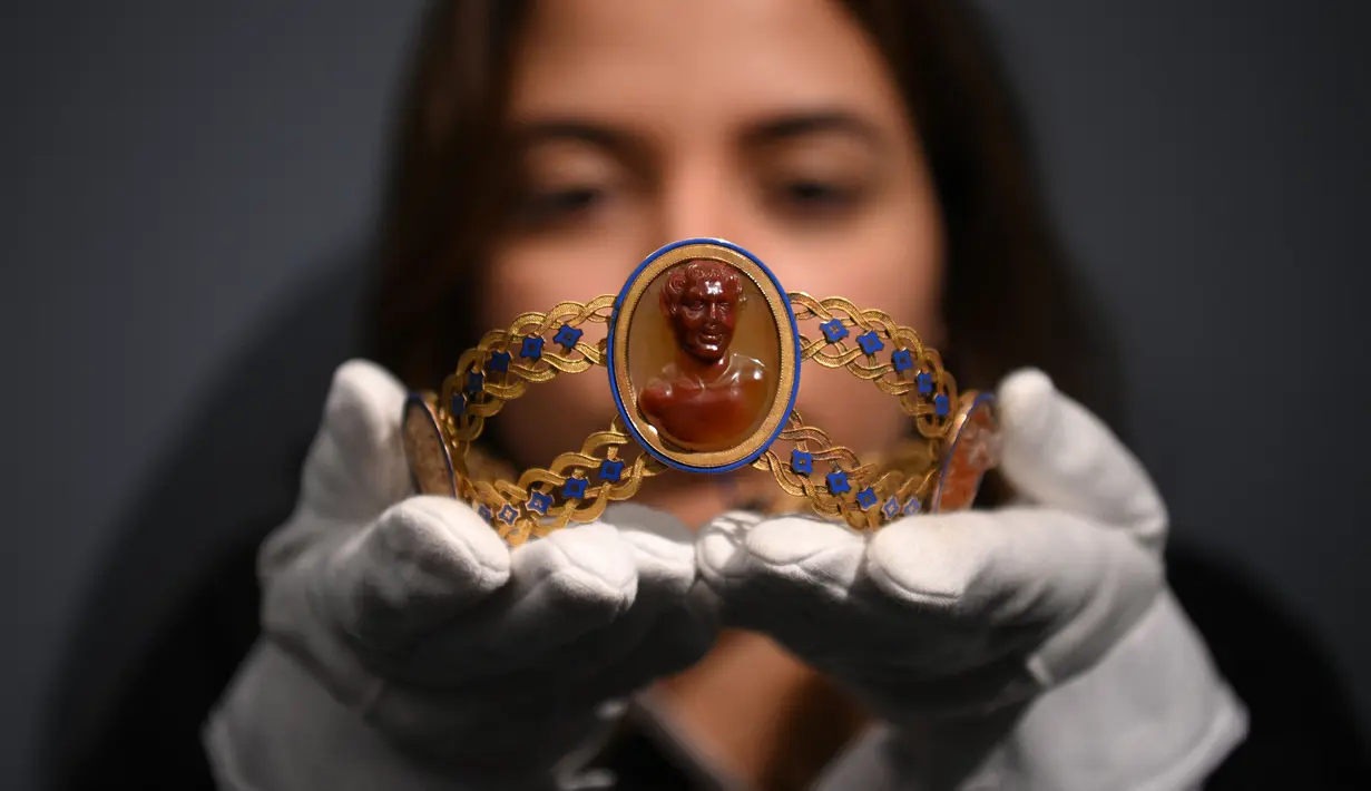 Tiara yang diyakini milik Permaisuri Josephine Bonaparte dari Prancis ditampilkan saat sesi pemotretan di Sotheby's Auction House, London, Inggris, Jumat (3/12/2021). Sebelumnya, tiara tersebut disimpan oleh Museum Victoria & Albert di London dengan status pinjaman. (Daniel LEAL/AFP)