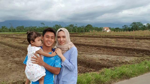 Samsul Arif dan keluarganya.