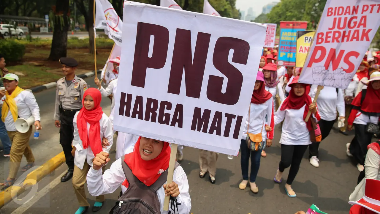 20150928-Tuntut Diangkat PNS, Ribuan Bidan Geruduk Istana-Jakarta