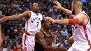 Pemain Cleveland Cavaliers, DeAndre Liggins #14 mengecoh pemain Raptors, Kyle Lowry #7 pada laga NBA di Air Canada Centre, (6/12/2016). (Reuters/Dan Hamilton-USA TODAY Sports)