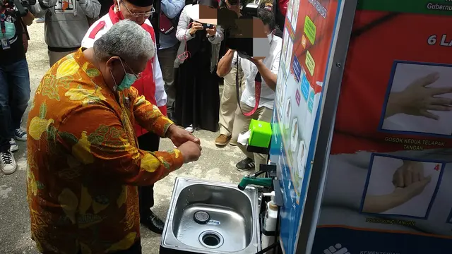 wastafel setinggi 2 meter, seharga Rp5 juta tiap set.(Liputan6.com/Ahmad Akbar Fua)