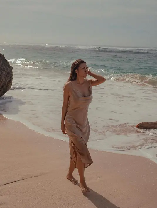 Berjalan santai di bibir pantai bisa menjadi salah satu healing terbaik Ariel Tatum. Pemeran film Selesai ini terlihat menikmati setiap momen di pantai. Pose Ariel Tatum candid ini sukses bikin netizen kian terpesona. (Liputan6.com/IG/@arieltatum)
