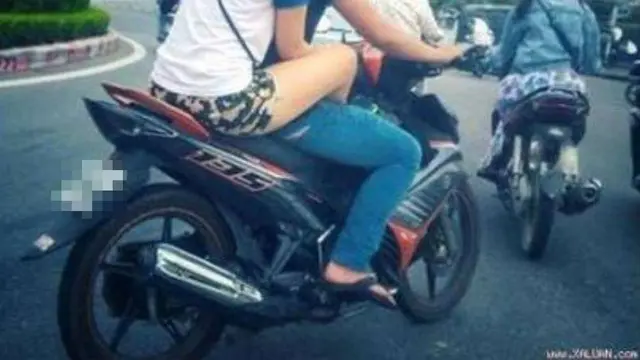 7 Potret Kocak Orang Saat Boncengan Motor Ini Posenya Nyeleneh