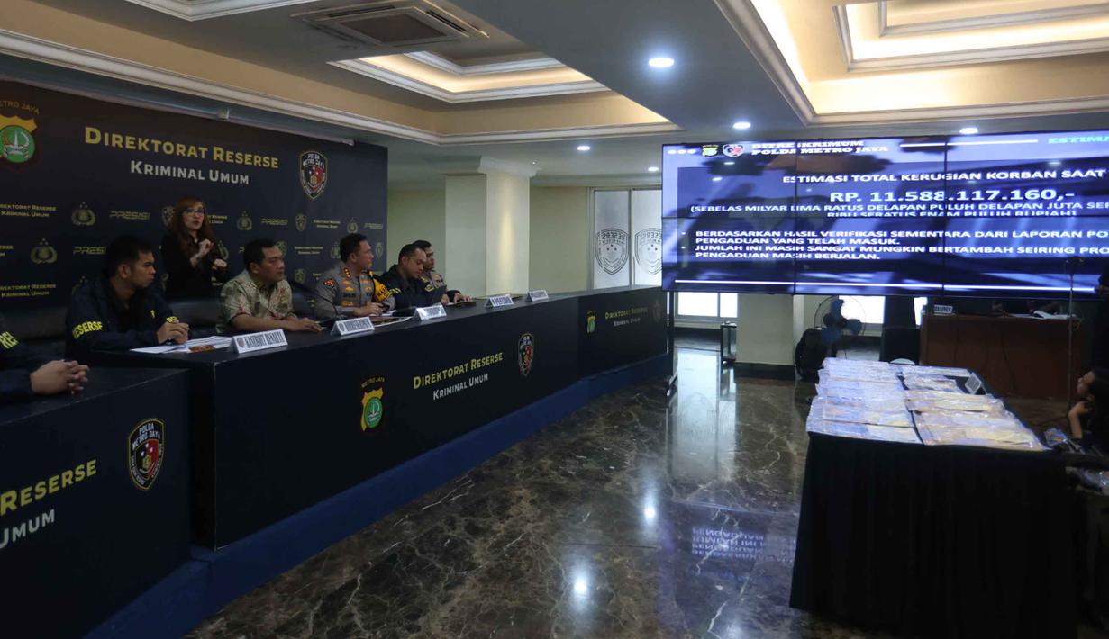 Tercatat, sudah ada 207 orang telah mengadu dengan total kerugian lebih dari Rp 11,5 miliar. Tampak dalam foto, layar menampilkan total jumlah kerugian korban saat rili kasus penipuan yang dilakukan Ayu Puspita, pemilik Wedding Organizer by Ayu Puspita, di Gedung Ditreskrimum Polda Metro Jaya, Sabtu (13/12/2025). (Kapanlagi.com/Budy Santoso)