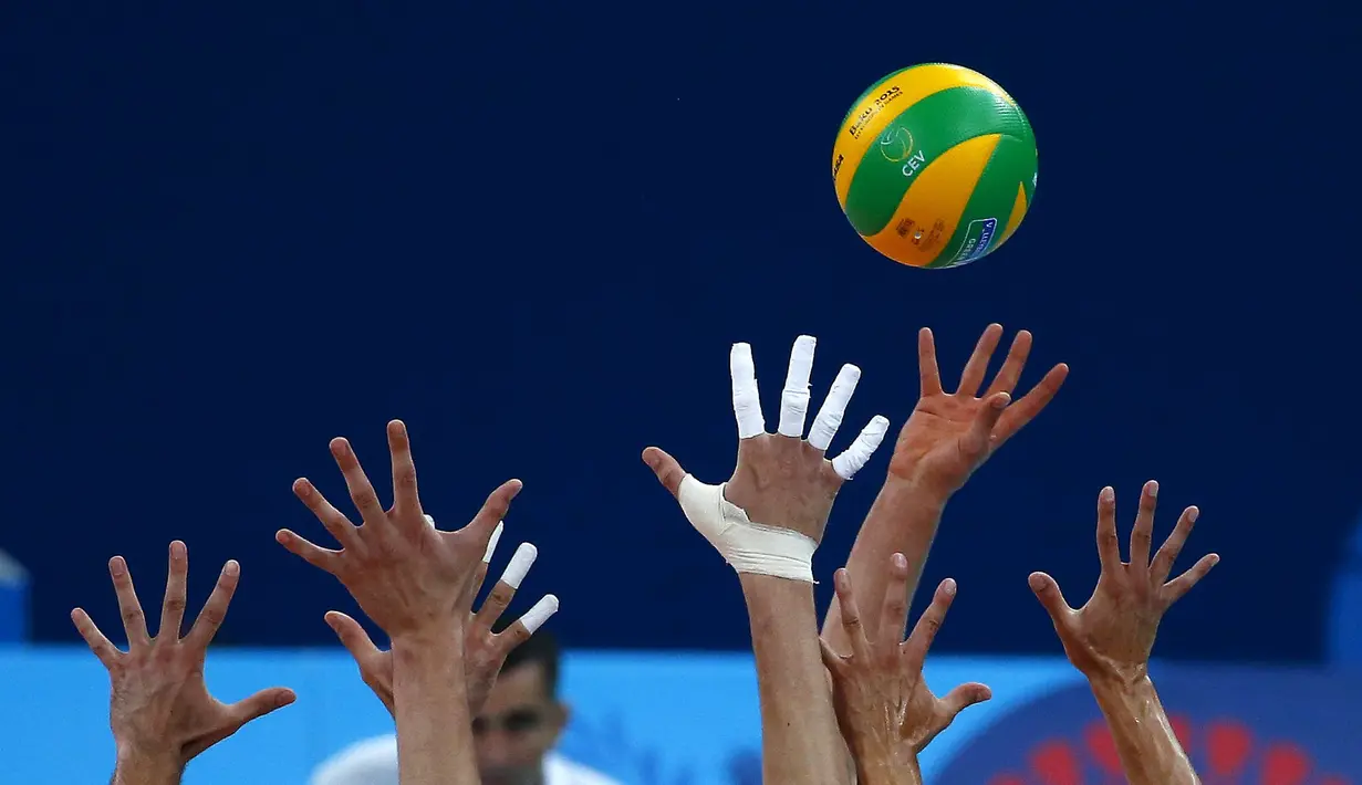 Tangan pemain Rusia dan Polandia saat perebutan medali perunggu voli putra Pesta Olah Raga Eropa 2015 di Baku, Azerbaijan, (28/6). (REUTERS/Stoyan Nenov)