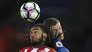 Ekspresi pemain Sunderland, Jason Denayer (kiri) saat berduel dengan pemain Leicester City, Jamie Vardy ipada lanjutan Premier League di King Power Stadium, Leicester, Selasa (4/4/ 2017) Waktu setempat. Leicester menang 2-0. (Mike Egerton/PA via AP)