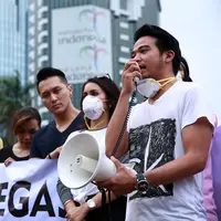 Sejumlah artis bersama aktivis dari Walhi melakukan aksi bertajuk #TinjuMusuhAlam di patung Kuda Arjuna Wiwaha, Jakarta Pusat, Jumat (9/10/2015) sore. (Deki Prayoga/Bintang.com)