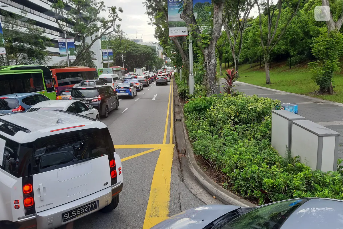 Lalu lintas di kota Singapura.