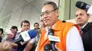 Tersangka kasus suap mantan Ketua MK Akil Mochtar terkait pilkada Lebak, Kasmin usai menjalani pemeriksaan di Gedung KPK, Jakarta, Jumat (4/9). Berkas penyidikan Kasmin sudah rampung dan segera disidangkan dalam waktu dekat. (Liputan6.com/Helmi Afandi)