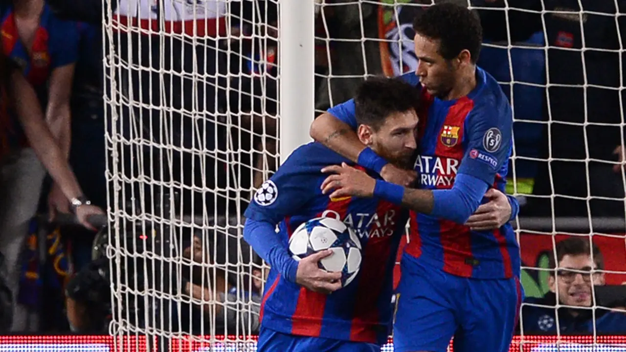 Penyerang Barcelona, Lionel Messi, menggelar selebrasi bersama Neymar usai mencetak gol ke gawang Paris Saint-Germain pada leg kedua babak 16 besar Liga Champions, Kamis (9/3/2017) dinihari WIB. 