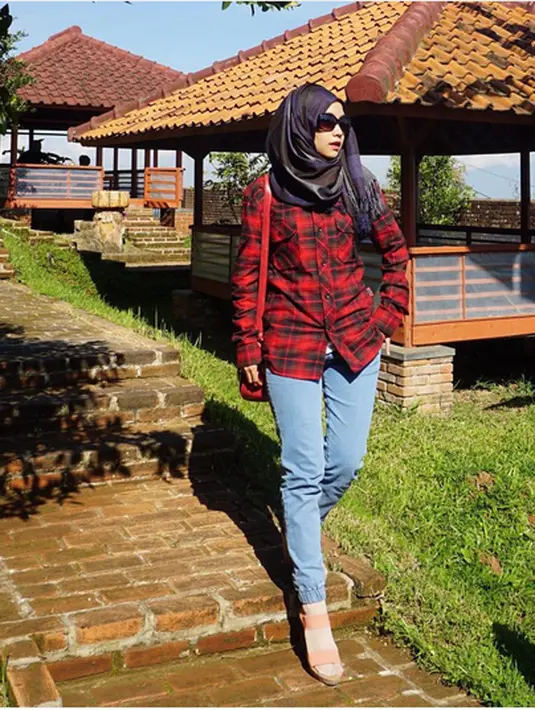 Keraguan sempat dirasakan mengingat pekerjaannya dalam dunia hiburan. Keraguan yang sempat lama dirasakan itu akhirnya bisa ditepis, dan memantapkan hati untuk mengenakan hijab. (via Instagram @anisarahma_12)