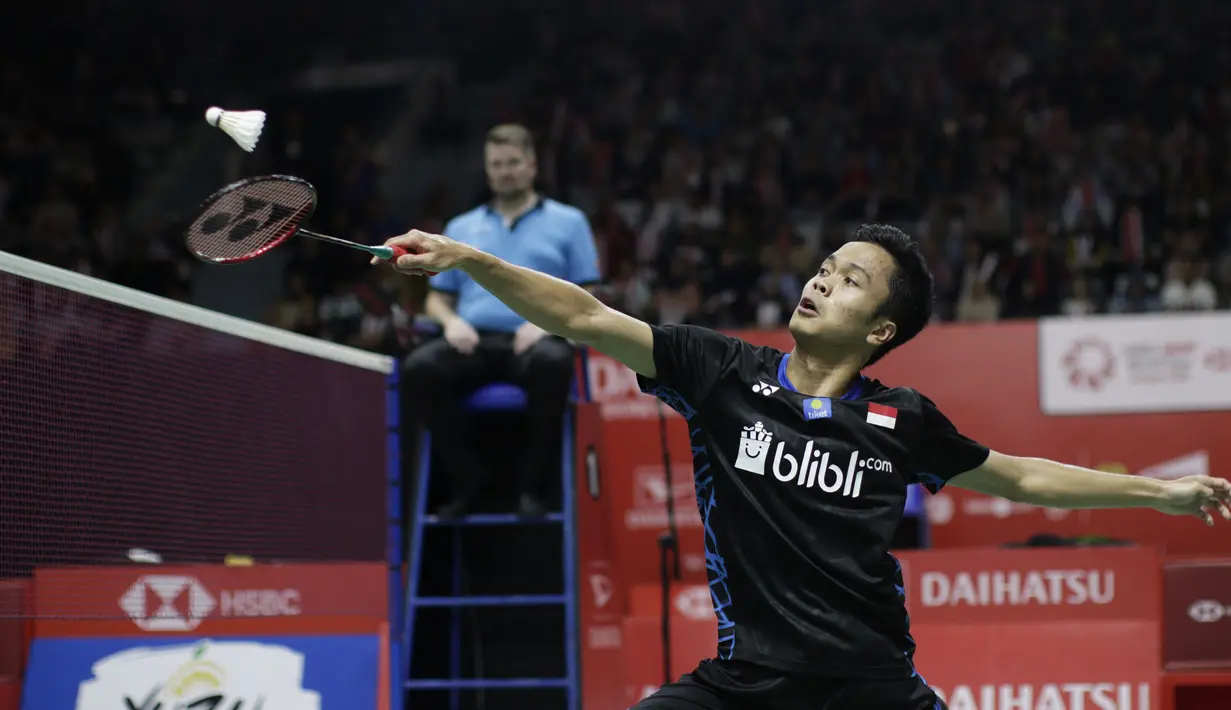 Tunggal putra Indonesia, Anthony Ginting, berusaha mengembalikan kok saat melawan tunggal Jepang pada Indonesia Masters 2019 di Istora Senayan, Jakarta, Jumat (25/1). Ginting gagal lolos ke semifinal. (Bola.com/Yoppy Renato)