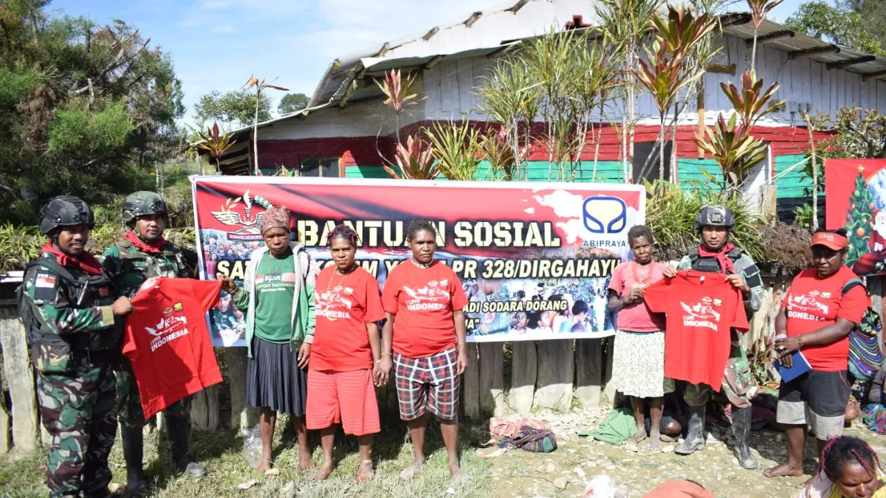 BUMN konstruksi PT Brantas Abipraya (Persero), membagikan bantuan sandang ke masyarakat daerah perbatasan di Papua dengan menggandeng Satuan Yonif Para Raide.