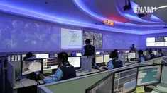 Command center bus transjakarta dipergunakan sebagai pusat kontrol operasional bus, agar layanan bus dapat berfungsi dengan optimal.