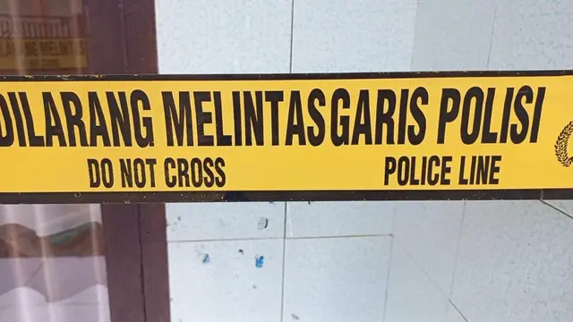 Polisi memang police line di rumah NN (43) seorang guru ngaji di Kampung Leuwiletak, Desa Cipangramatan, Kecamatan Cikajang Kabupaten Garut, Jawa Barat, yang ditemukan meninggal dunia. (Liputan6.com/Jayadi Supriadin)