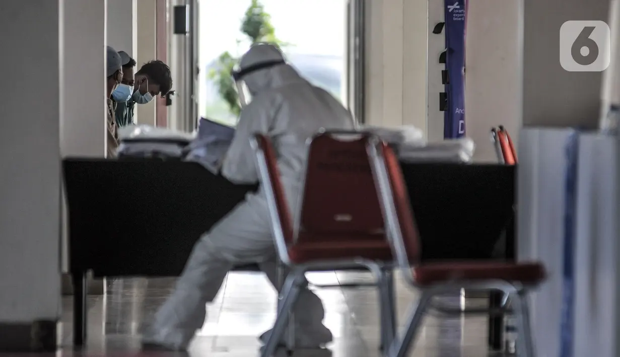 Pasien OTG COVID-19 menunggu saat tiba di Rusun Nagrak, Cilincing, Jakarta, Senin (21/6/2021). Pemprov DKI Jakarta mulai mengaktifkan Rusun Nagrak sebagai tempat isolasi mandiri bagi pasien COVID-19 tanpa gejala. (merdeka.com/Iqbal S. Nugroho)