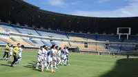 Skuat Persib Bandung menjalani sesi latihan di Stadion Gelora Bandung Lautan Api (GBLA), Senin (1/3/2021). (Foto: MO Persib)