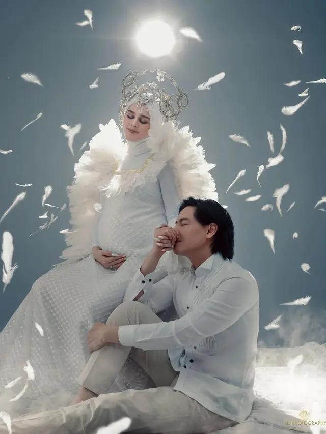 Tampil Kompak, Ini 6 Hasil Maternity Shoot Cut Meyriska dan Roger Danuarta