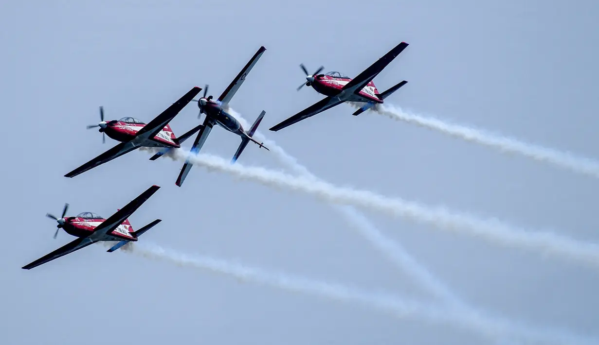 Jupiter Aerobatic Team (JAT) TNI AU menerbangkan pesawat KT-1 saat tampil pada pratinjau Singapore Airshow 2022 di Singapura, Minggu (13/2/2022). Singapore Airshow 2022 akan berlangsung pada 15-18 Februari 2022. (Roslan RAHMAN/AFP)