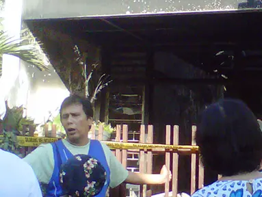 Citizen6, Jakarta: Rumah milik Edward berhasil dipadamkan meskipun sedikit terlambat akibat portal yang menutup jalan Kedondong I. (Pengirim: Suhartati)