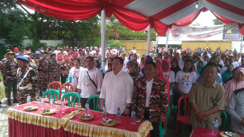 Ormas Laskar Merah Putih Jakarta Barat bersama warga Kebon Mede mendeklarasikan dukungan untuk Jokowi-Ma'ruf Amin. (Merdeka.com)