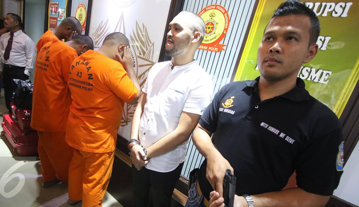 Sejumlah tersangka dihadirkan di kantor Dir IV Narkoba, Jakarta, Senin (27/3). Petugas berhasil mengamankan lima orang dengan barang bukti berupa puluhan ribu butir prikotropika jenis happy five, 190.000 butir ekstasi. (Liputan6.com/Immanuel Antonius)