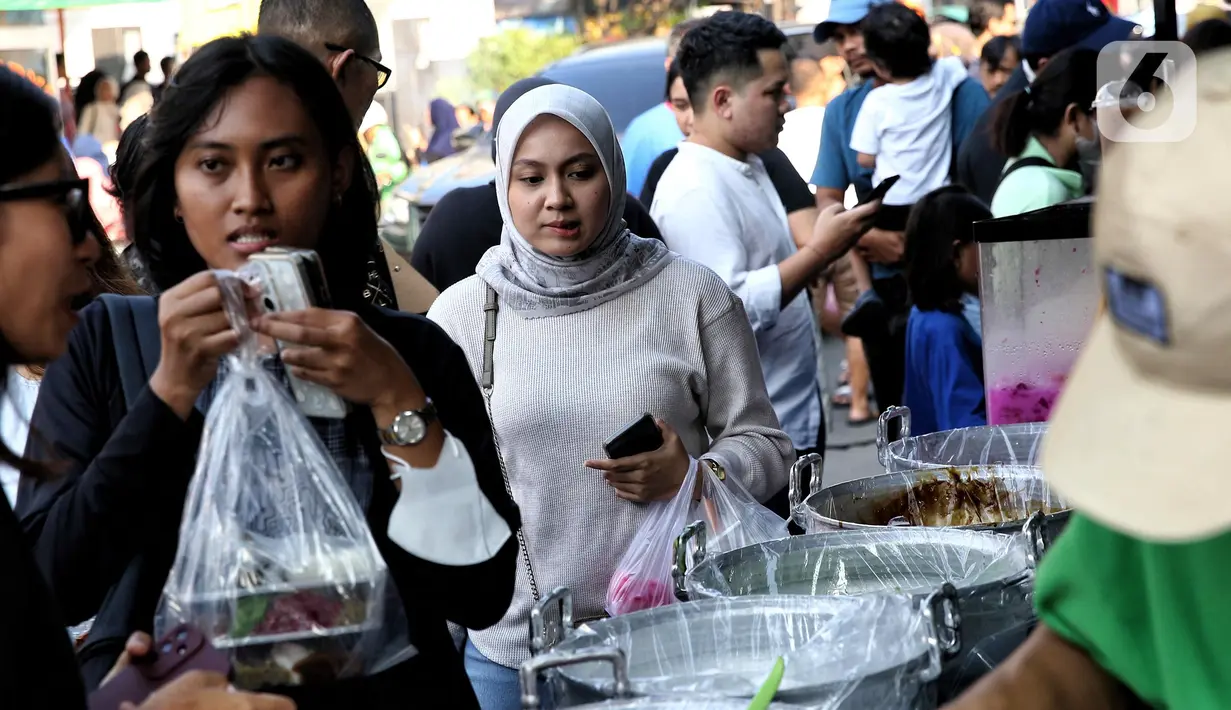 Pasar Takjil Ramadan Benhil selalu ramai disambangi warga dari berbagai daerah untuk mencari penganan untuk berbuka puasa. (Liputan6.com/Angga Yuniar)