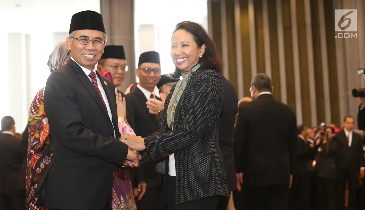 Menteri BUMN, Rini Soemarno memberikan selamat kepada Wimboh Santoso usai dilantik sebagai ketua Dewan Komisioner OJK di Jakarta, Kamis (20/7). (Liputan6.com/Angga Yuniar)
