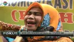 Digaji Rp 300-500 ribu per bulan, ratusan guru honorer di Medan, Sumatera Utara, menangis sambil nyanyikan Hymne Guru.