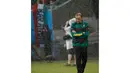 Pelatih Kamerun, Volker Finke, tertunduk usai dikalahkan Meksiko di laga penyisihan grup A Piala Dunia 2014 di Estadio das Dunas, Natal, Brasil, (13/6/2014). (REUTERS/Jorge Silva)