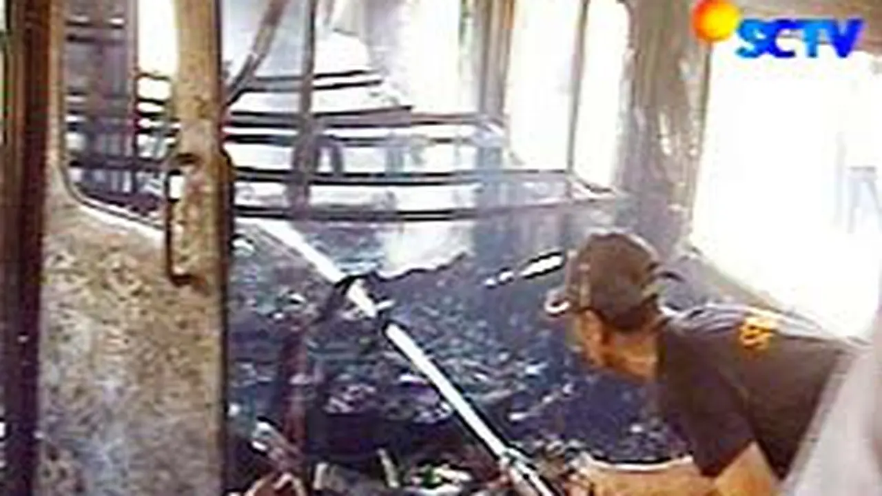 291006cgerbong-terbakar.jpg
