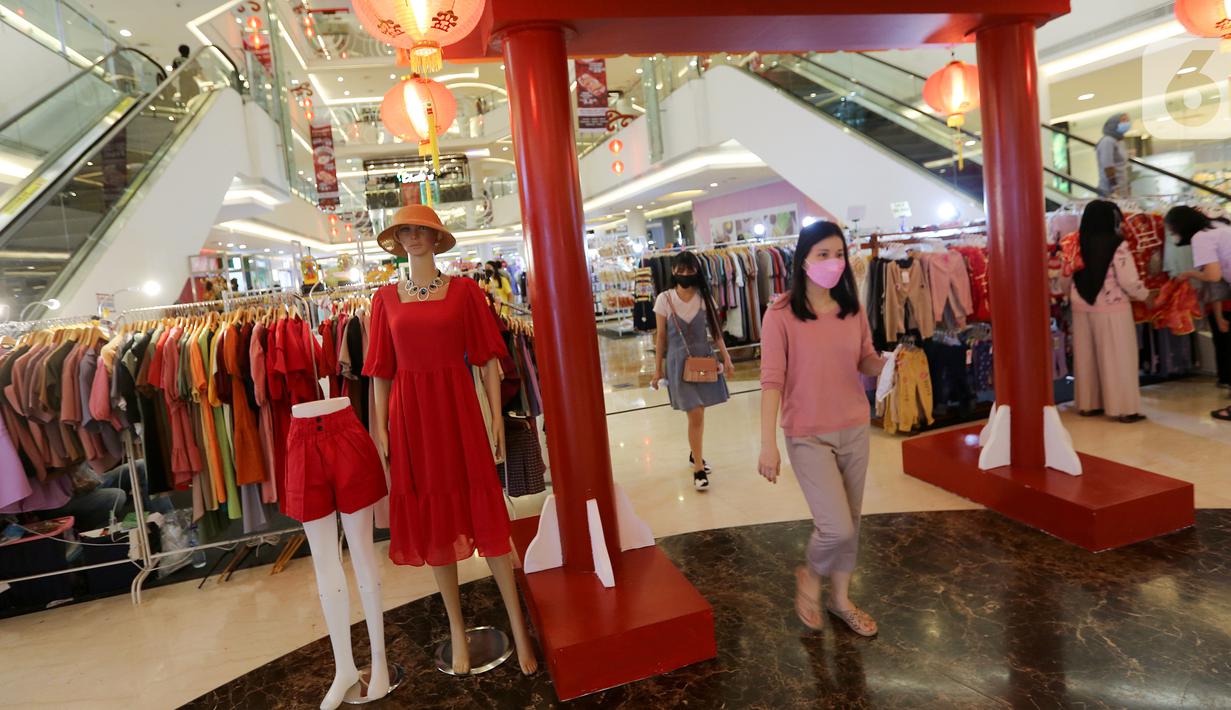 Pengunjung melintas di Lunar Market Pluit Village Jakarta Utara (23/02/2022). Kehadiran Lunar Market di main atrium menyediakan kebutuhan fashion dan pernak-pernik untuk kebutuhan perayaan imlek. (Liputan6.com/Fery Pradolo)
