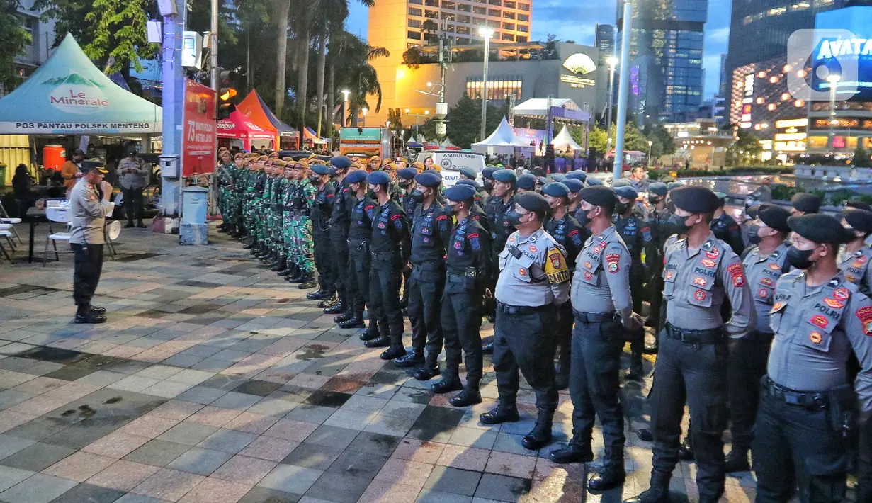 Personel gabungan TNI-Polri saat apel persiapan pengamanan perayaan malam Tahun Baru 2023 di Bundaran HI, Jakarta, Sabtu (31/12/2022). Petugas juga telah melakukan sterilisasi di kawasan Bundaran HI pada pukul 18.00 WIB dan ditutup secara permanen pada pukul 20.00 WIB. (Liputan6.com/Angga Yuniar)