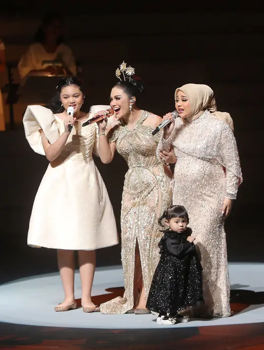 Penampilan ibu, dan anak itu tampak memukau di hadapan para penonton yang memadati arena konser. [Foto; Bambang E Ros/Fimela.com]