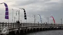 Warga menanti waktu berbuka puasa (ngabuburit) di Pantai Ancol, Jakarta, Rabu (15/6/2016). Mereka bersantai bersama keluarga, teman, dan sahabat menunggu bedug bergema. (Liputan6.com/Faizal Fanani)