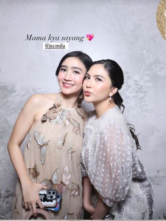 Bersahabat lama, kebersamaan Jessica Mila dan Febby Rastanty bak kakak adik. Sudah jadi ibu, Mila kini punya panggilan baru dari sahabatnya. Meski telah jadi ibu, namun tak dipungkiri jika Jessica Mila masih terlihat seperti gadis. Persahabatan tidak banyak drama, tak sedikit netizen yang salut dengan persahabatan geng artis yang disebut dengan geng Blackpunk ini. (Liputan6.com/IG/@febbyrastanty)