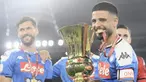 Pemain Napoli Lorenzo Insigne memegang trofi setelah timnya mengalahkan Juventus pada final Coppa Italia di Olympic Stadium, Roma, Italia, Rabu (17/6/2020). Napoli menjadi juara Coppa Italia 2019-2020 setelah mengalahkan Juventus lewat drama adu penalti. (Filippo MONTEFORTE/AFP)